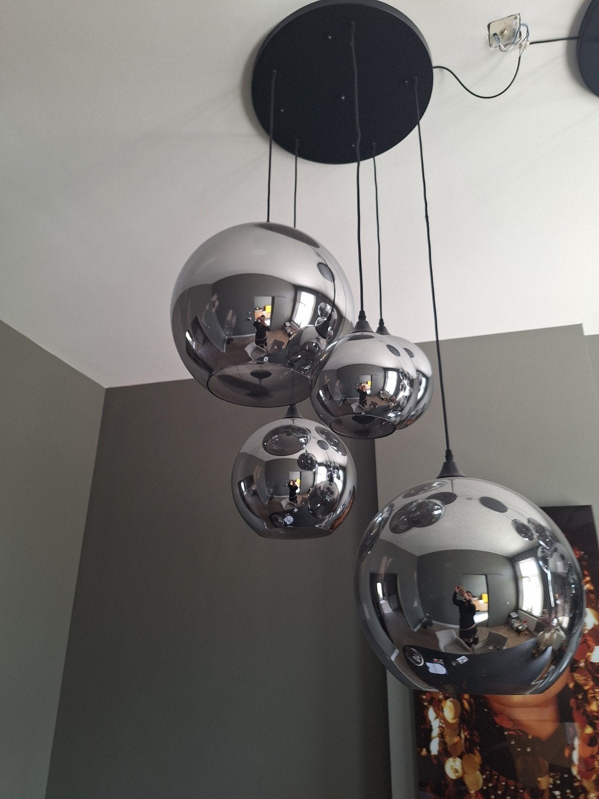 Moderne hanglamp met 4 spiegelende bollen, Huis en Inrichting, Lampen | Hanglampen, Ophalen of Verzenden, Gebruikt, Glas, Modern, Chique, Industrieel