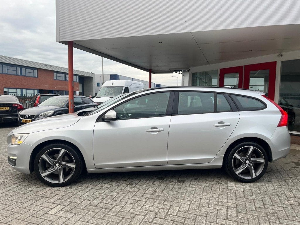 Volvo V60 1.6 T3 Momentum Automaat  150 PK  Bluetooth  Navi, Auto's, Voorwielaandrijving, Gebruikt, 4 cilinders, 150 pk