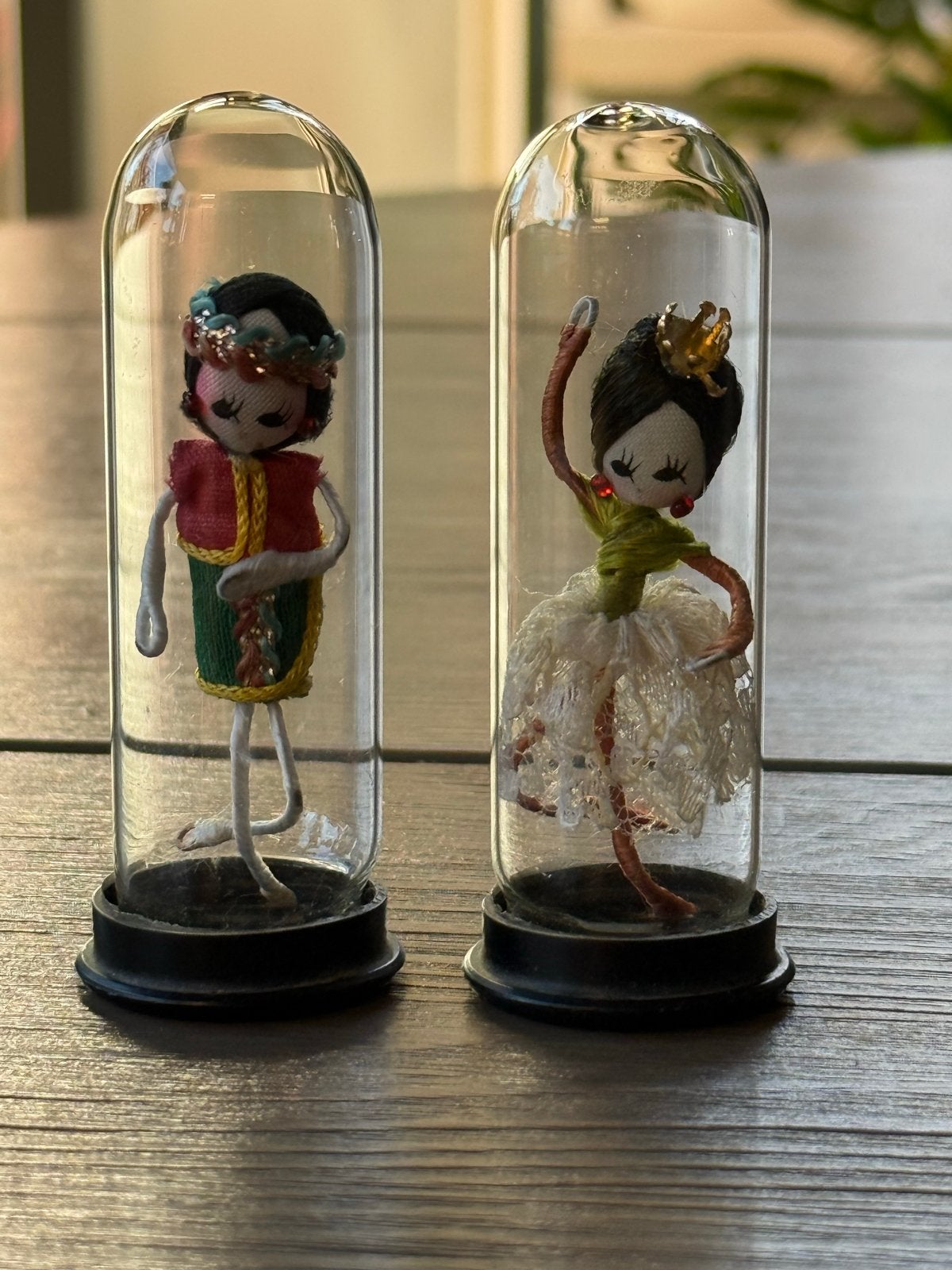 Vintage miniatuur Aziatische geisha-pop in glazen cloche, Ophalen of Verzenden, Gebruikt
