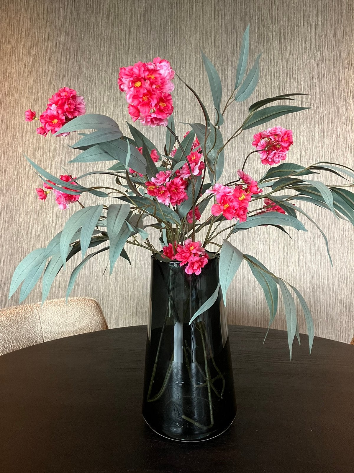 Zijden boeket met fuchsia bloesem en mangoblad NIEUW!, Binnen, Info@flowersbymirjam.nl, Transformatorstraat 6a, Ophalen of Verzenden