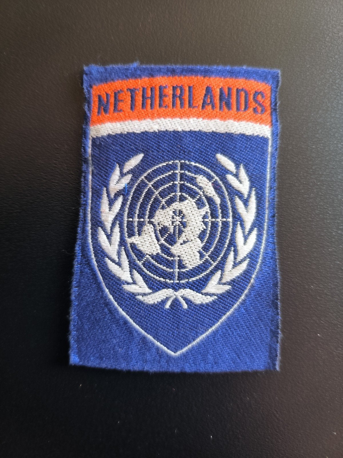 Embleem VN Netherlands  DT63, Verzenden, Landmacht, Nederland, Embleem of Badge