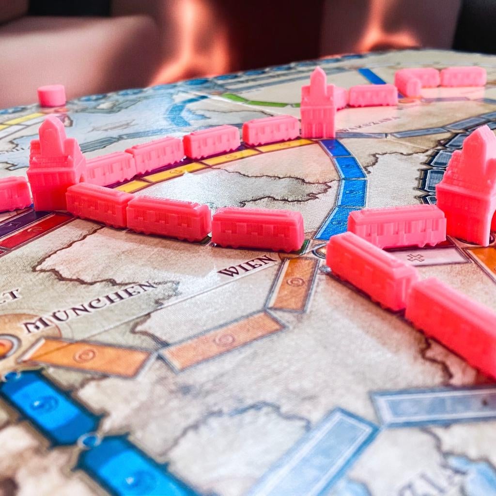 48 Trains + 3 Stations for Ticket to Ride Europe Techno Pink, Hobby en Vrije tijd, Gezelschapsspellen | Bordspellen, Verzenden