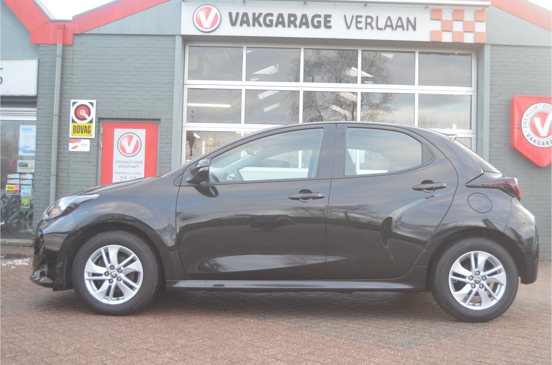 Toyota Yaris 1.5 VVT-i Business camera 12 mnd. gar., Auto's, Toyota, Stoelverwarming, Gebruikt, Euro 6, Zwart
