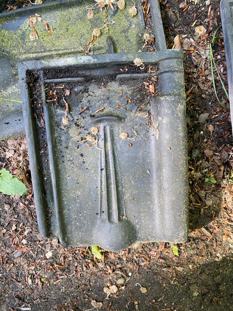 Gratis kleine zwarte dakpan, Doe-het-zelf en Verbouw, Metselstenen, Ophalen, Gebruikt, Bakstenen