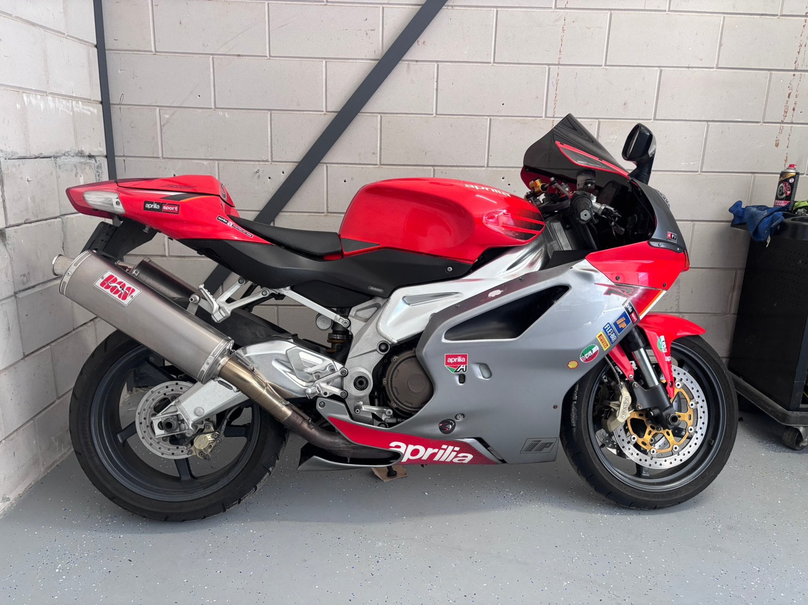 Nette Aprillia RSV1000 R Mille BOS uitlaat INRUIL auto mog., 2 cilinders, Occasion, Motorrijbewijs A, Bedrijf