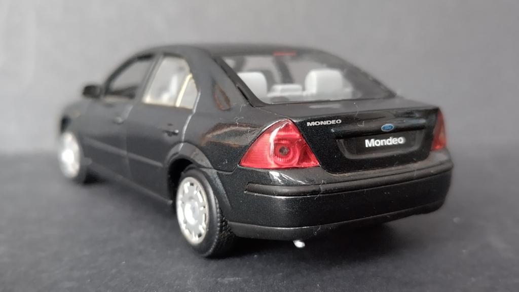 Ford Mondeo Sedan 1:43 Minichamps Pol, Auto, Verzenden, ., Zo goed als nieuw