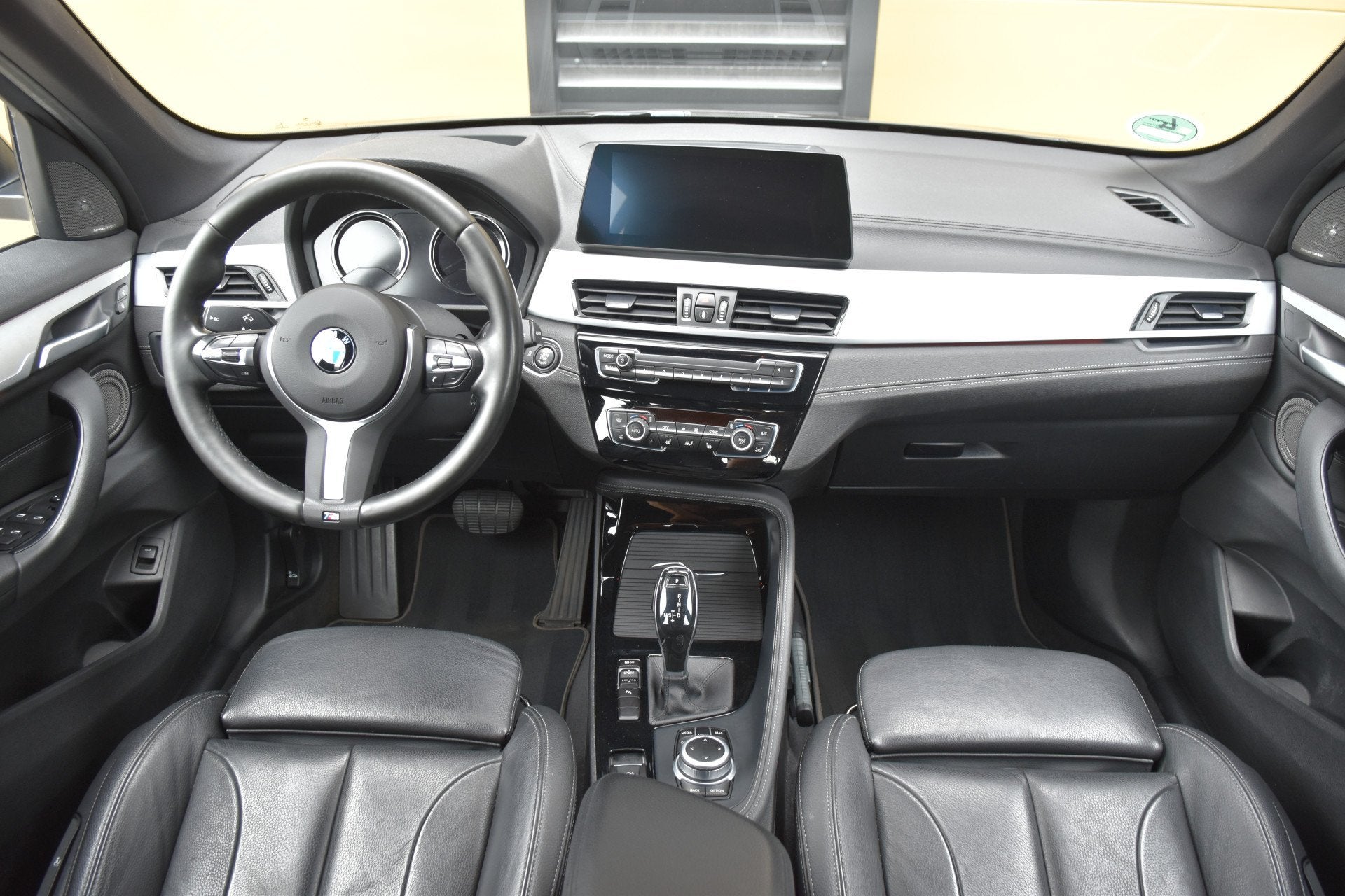 BMW X1 sDrive20i VDL Nedcar Edition * Head-up * Harman/Kardo, Met garantie (alle), Parkeerassistent, Zwart, Bedrijf