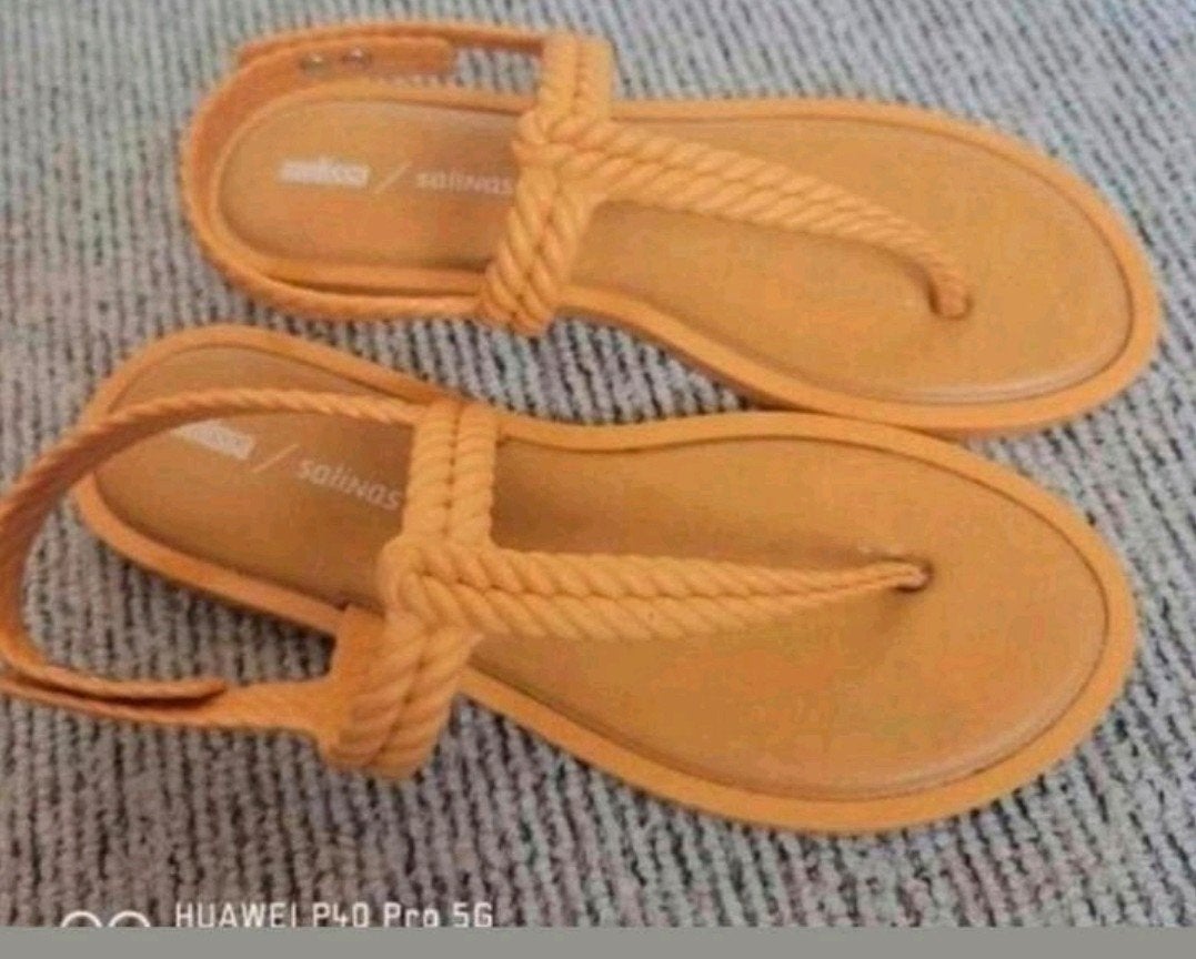 Melissa x Salinas sandalen mosterdgeel – maat 37, Melissa, Geel, Zo goed als nieuw, Sandalen of Muiltjes