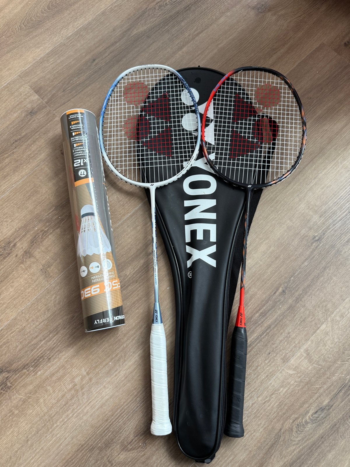 Yonex Badminton set: 2 rackets, hoes en shuttlekoker, Ophalen of Verzenden, Zo goed als nieuw, Racket(s)