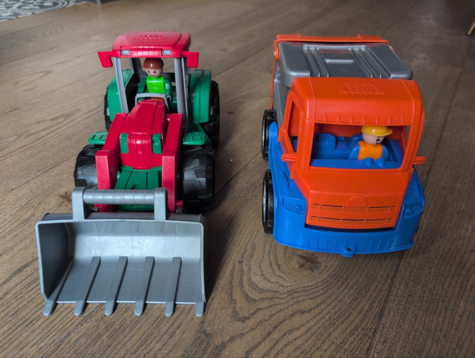 Lena Vuilniswagen en Tractor met Twee Figuurtjes, Ophalen of Verzenden, Gebruikt