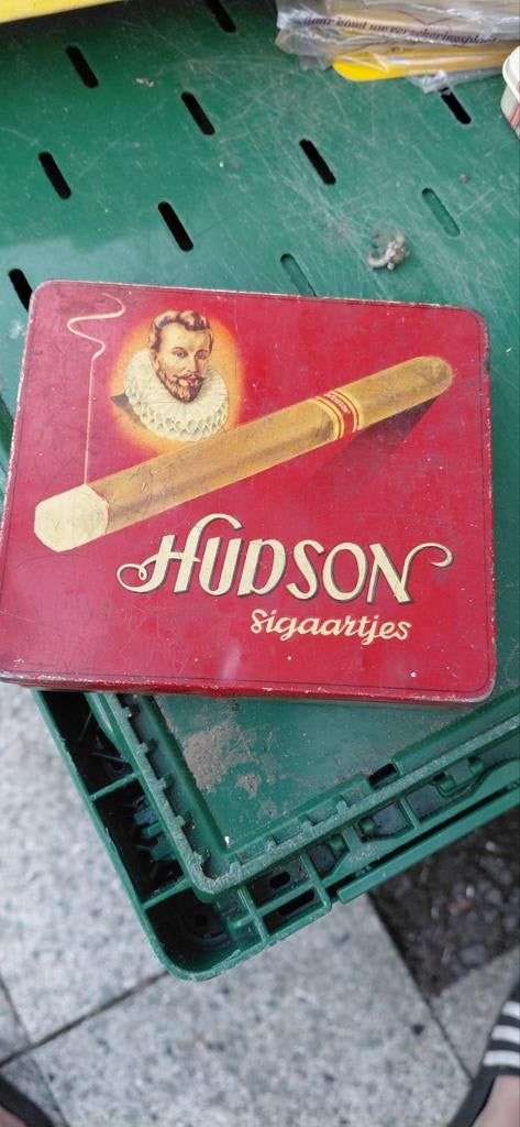 Vintage Hudson Sigaartjes Blik - Rood met Portret, Verzamelen, Blikken, Ophalen of Verzenden, Gebruikt, Overige, Overige merken