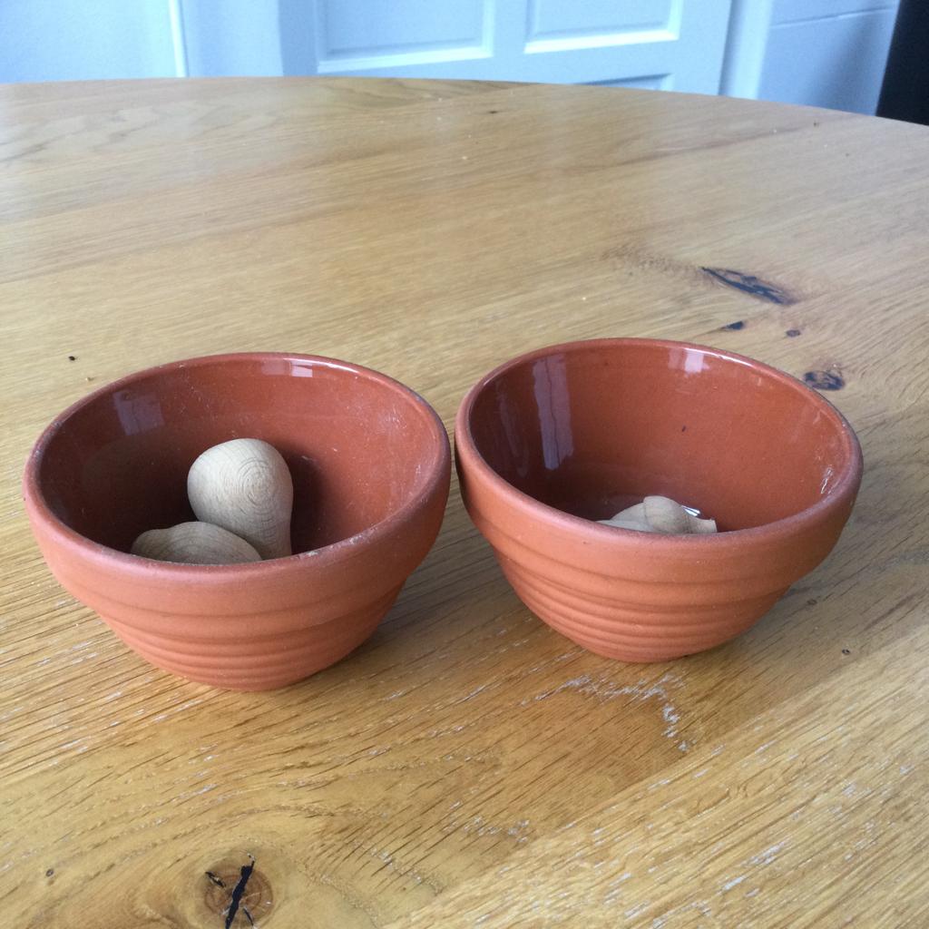 Terracotta schaaltjes met houten geurparels, Ophalen of Verzenden, Rond, Steen of Aardewerk