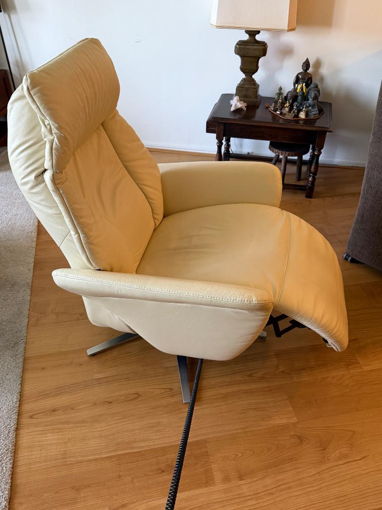 Sta op stoel, relax fauteuil van meubelzorg, model Santes, Ophalen, Minder dan 75 cm, Leer, Zo goed als nieuw