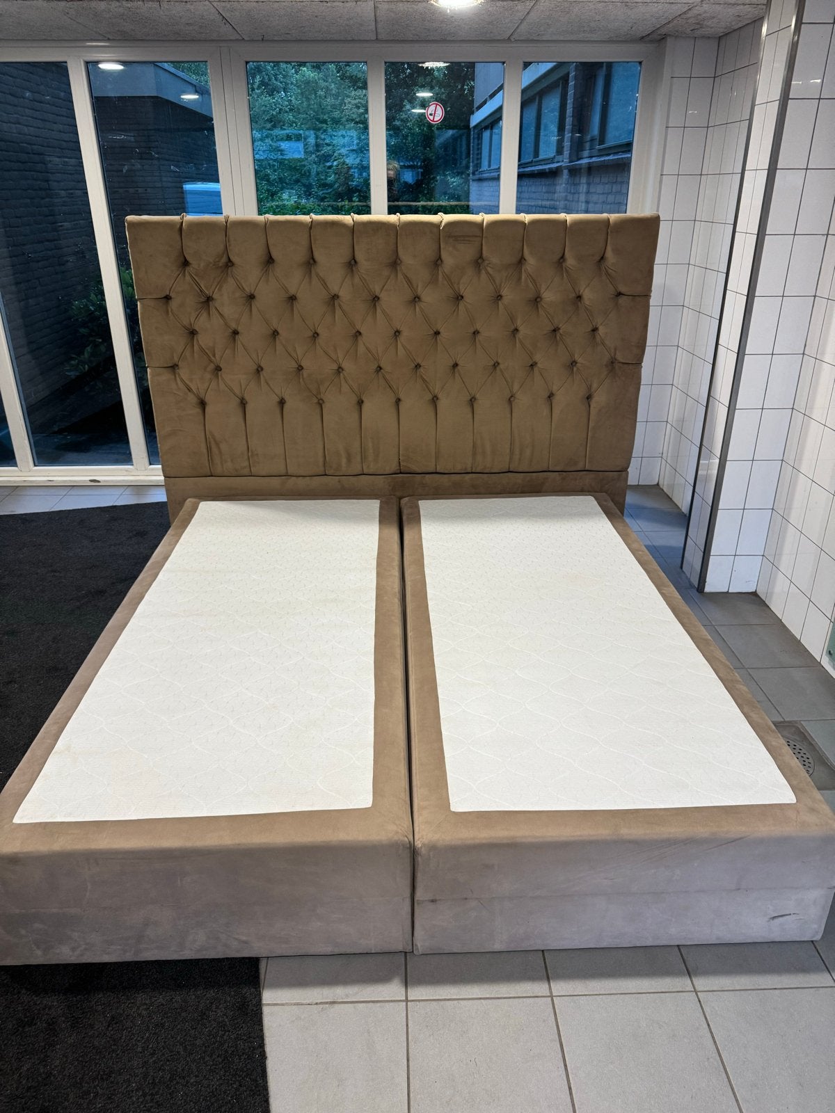 Luxe Chesterfield King Size Bedframe 180x200 cm Taupe Velvet, Beige, Tweepersoons, Ophalen of Verzenden, Zo goed als nieuw