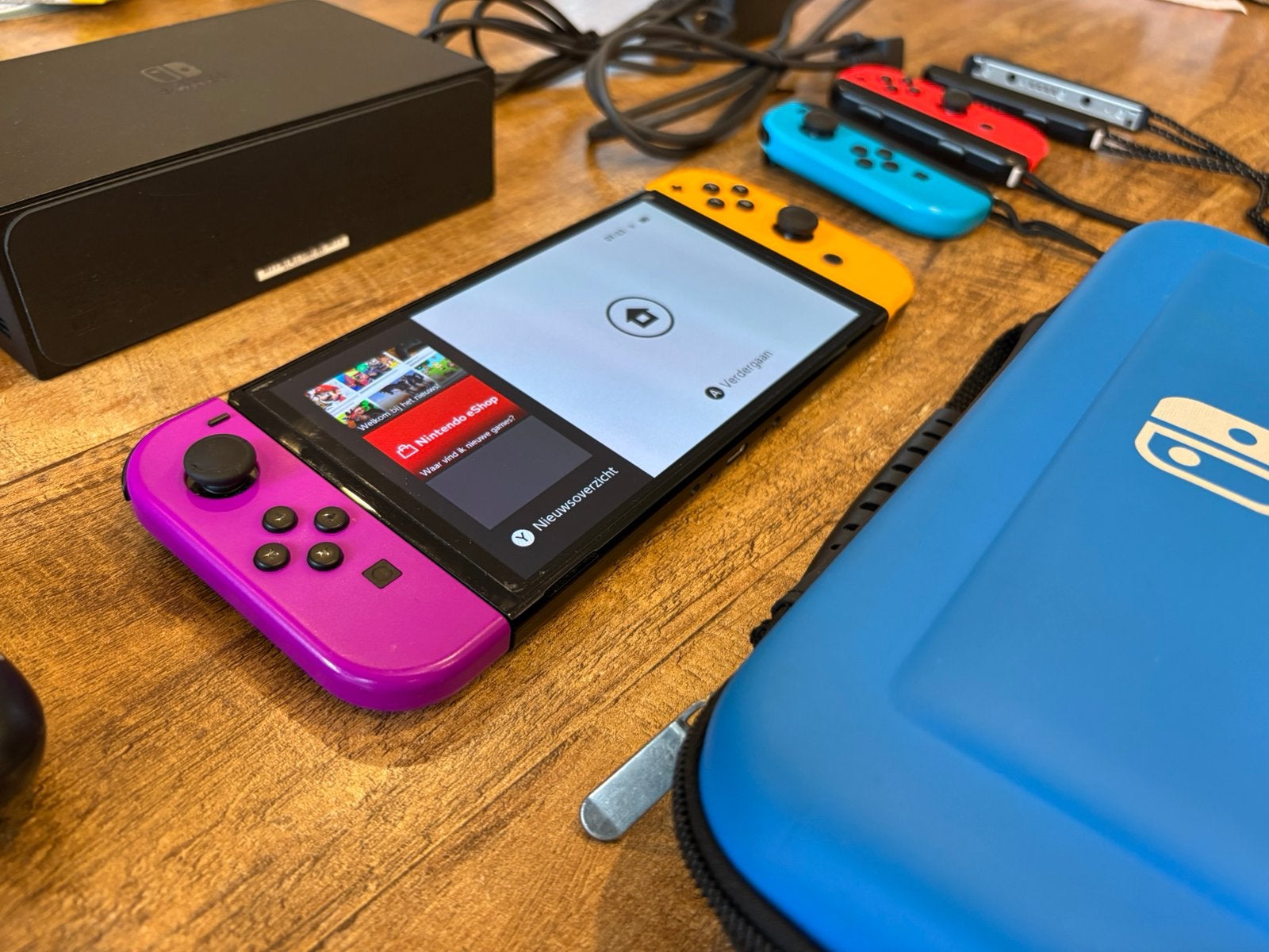 Foto 5 van Nintendo Switch OLED + 4 controllers + garantie