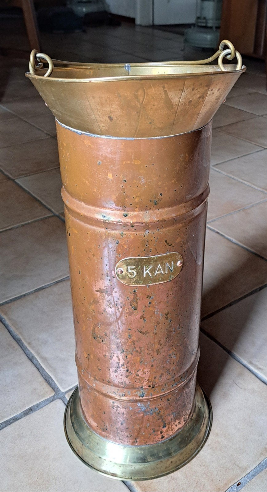 Antieke koperen paraplubak/kolenkit "5 KAN" met handvat, Ophalen