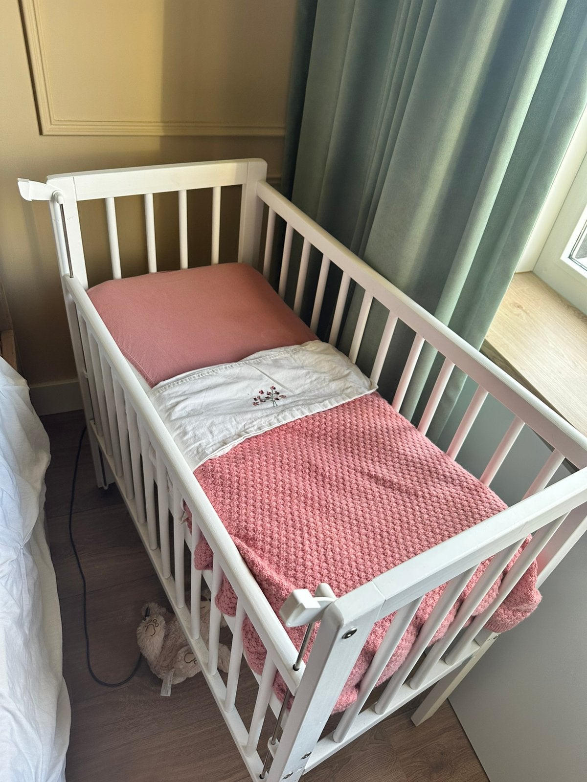 Houten co-sleeper Petit Amélie, Kinderen en Baby's, Babywiegjes en Ledikanten, Ophalen of Verzenden, Zo goed als nieuw, Wieg