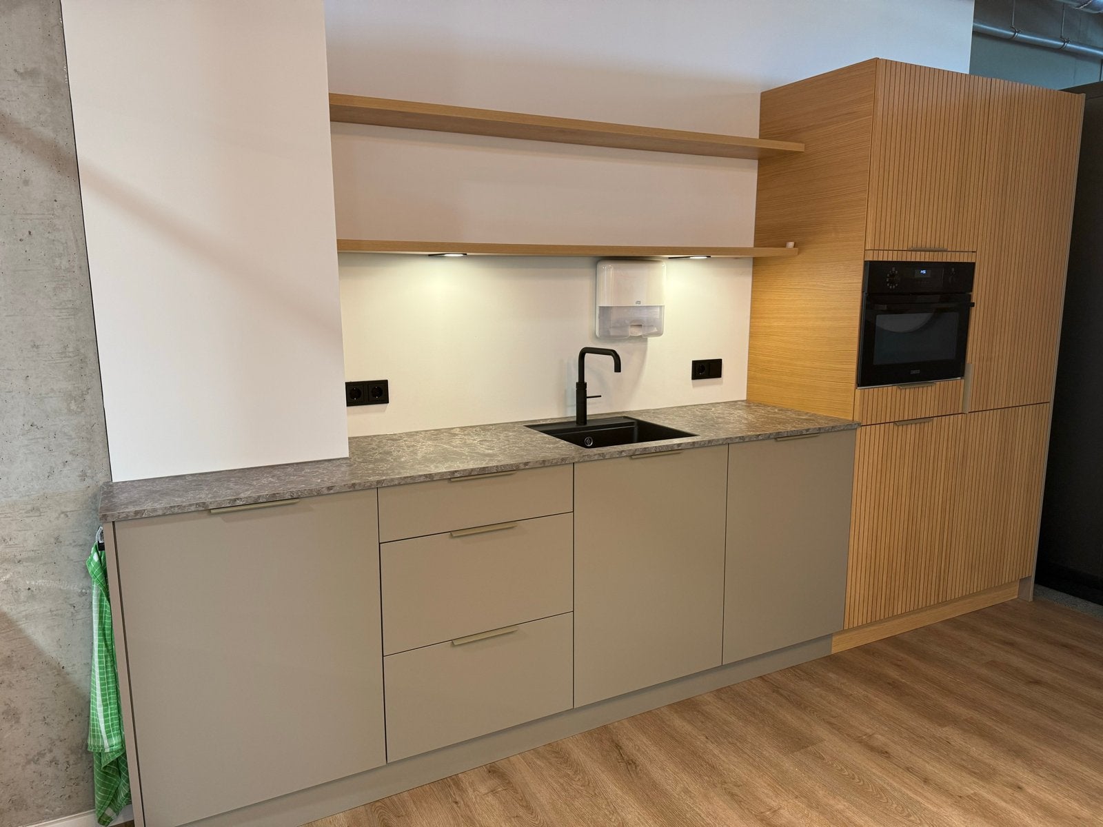 Moderne Kvik pantry keuken voor kantoorruimte of thuis, Huis en Inrichting, Ophalen, Overige kleuren, Enkelwandige keuken, Zo goed als nieuw