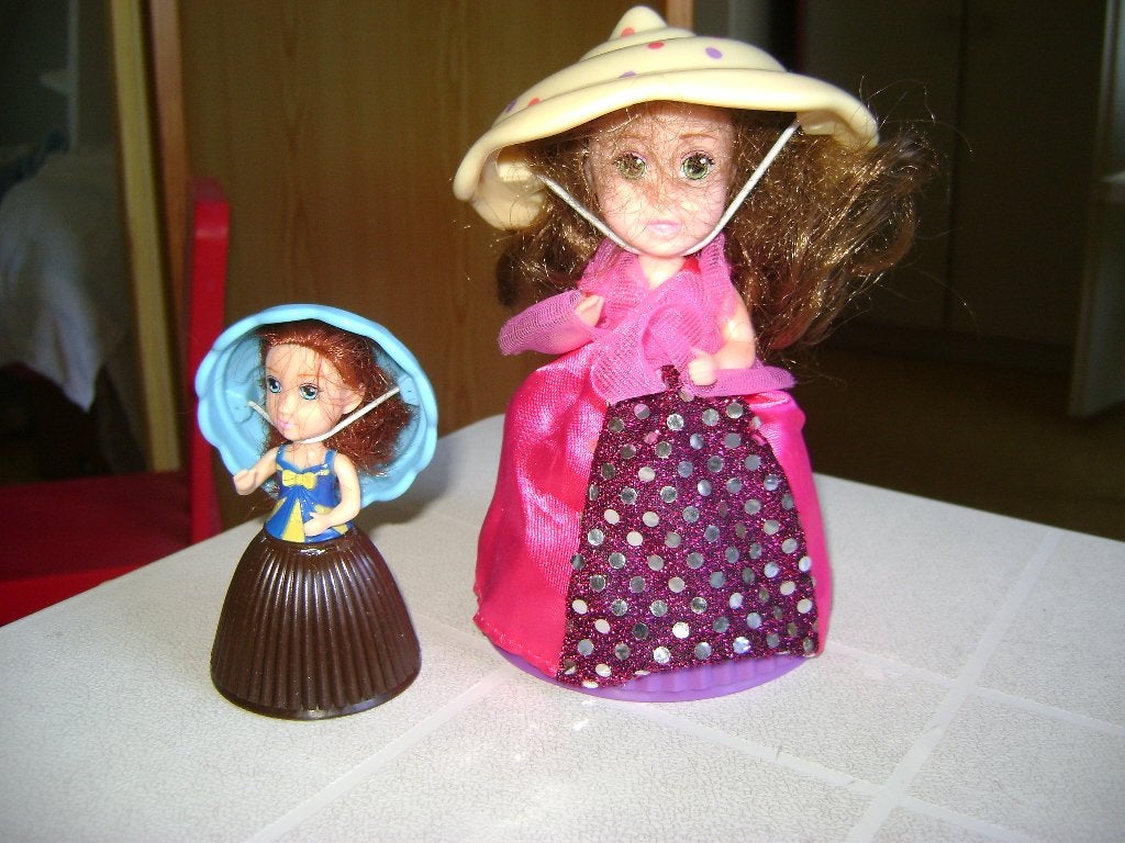 2cup cake dolls 2 poppetjes die je tot cup cake kunt vouwen, Ophalen of Verzenden, Zo goed als nieuw, Overige typen