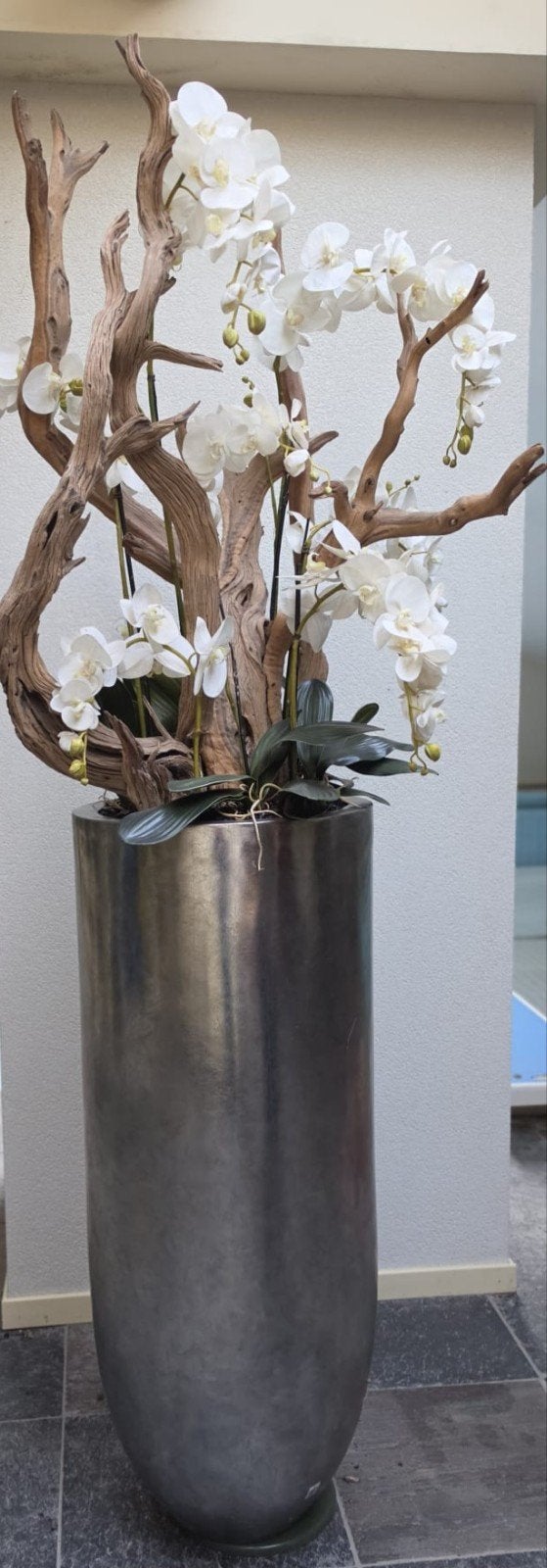 Grote vaas met kunstorchideeën en drijfhout decoratie, Ophalen, Inclusief decoratie, Zo goed als nieuw, Metaal