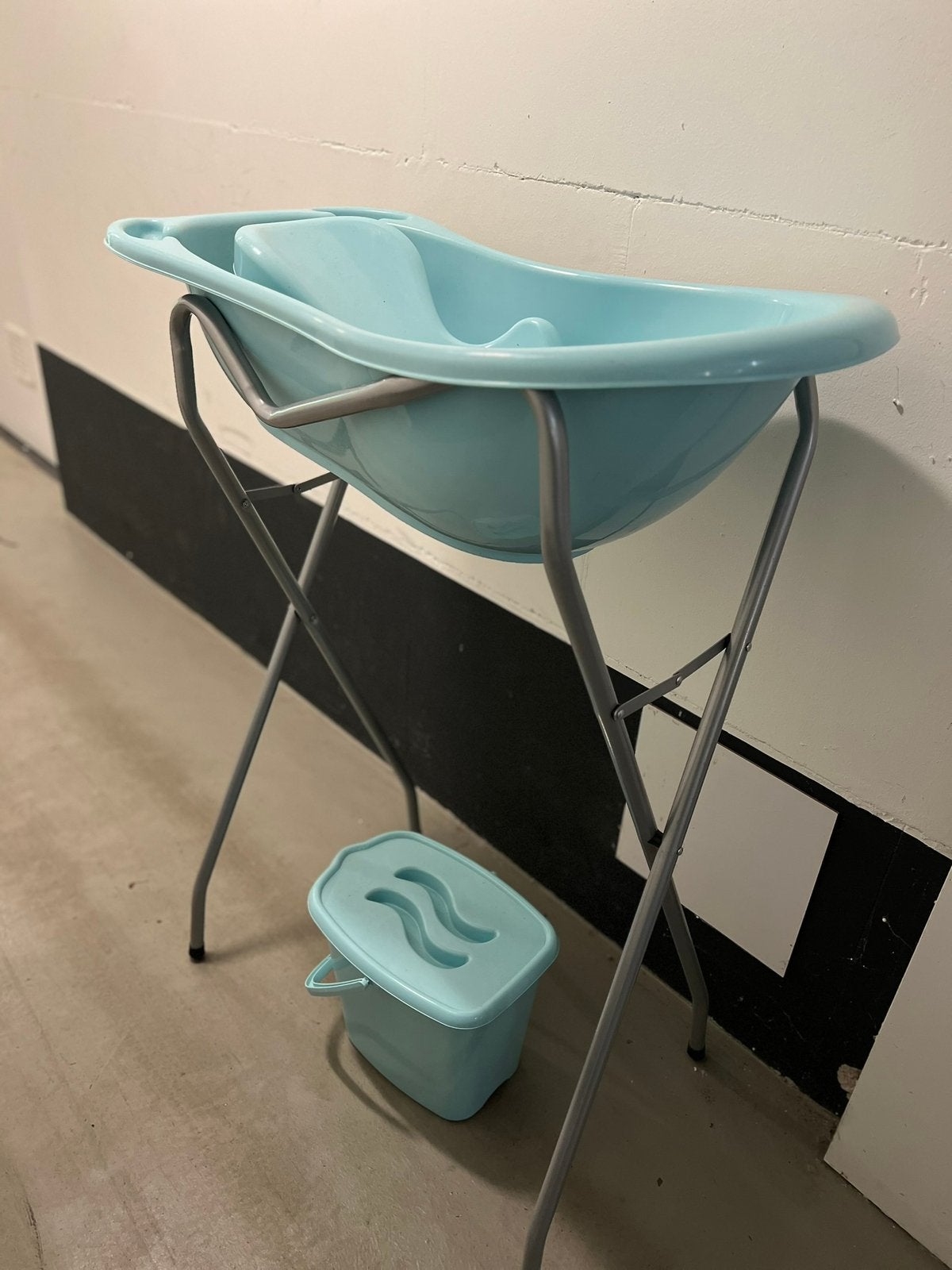Badje met badzitje, waskussen en badstandaard met rekje, Kinderen en Baby's, Badjes en Verzorging, Ophalen of Verzenden, Zo goed als nieuw