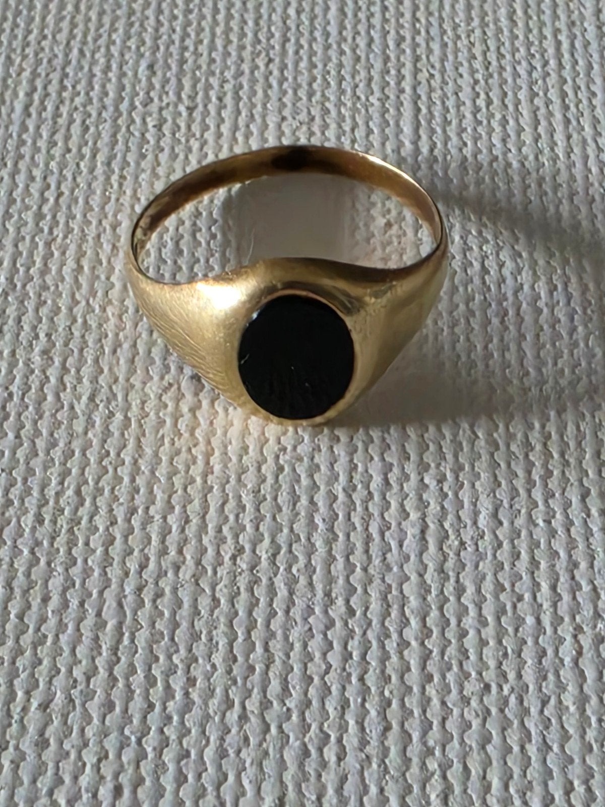 Gouden zegelring met zwarte onyx steen, 19 tot 20, Ophalen of Verzenden, Zo goed als nieuw, Dame of Heer