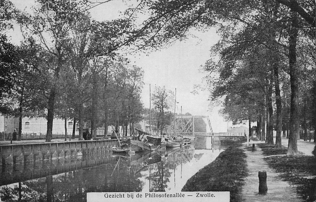 Zwolle - Gezicht op Philosofenallee met boten (1911), Ophalen of Verzenden, Voor 1920, Gelopen, Overijssel