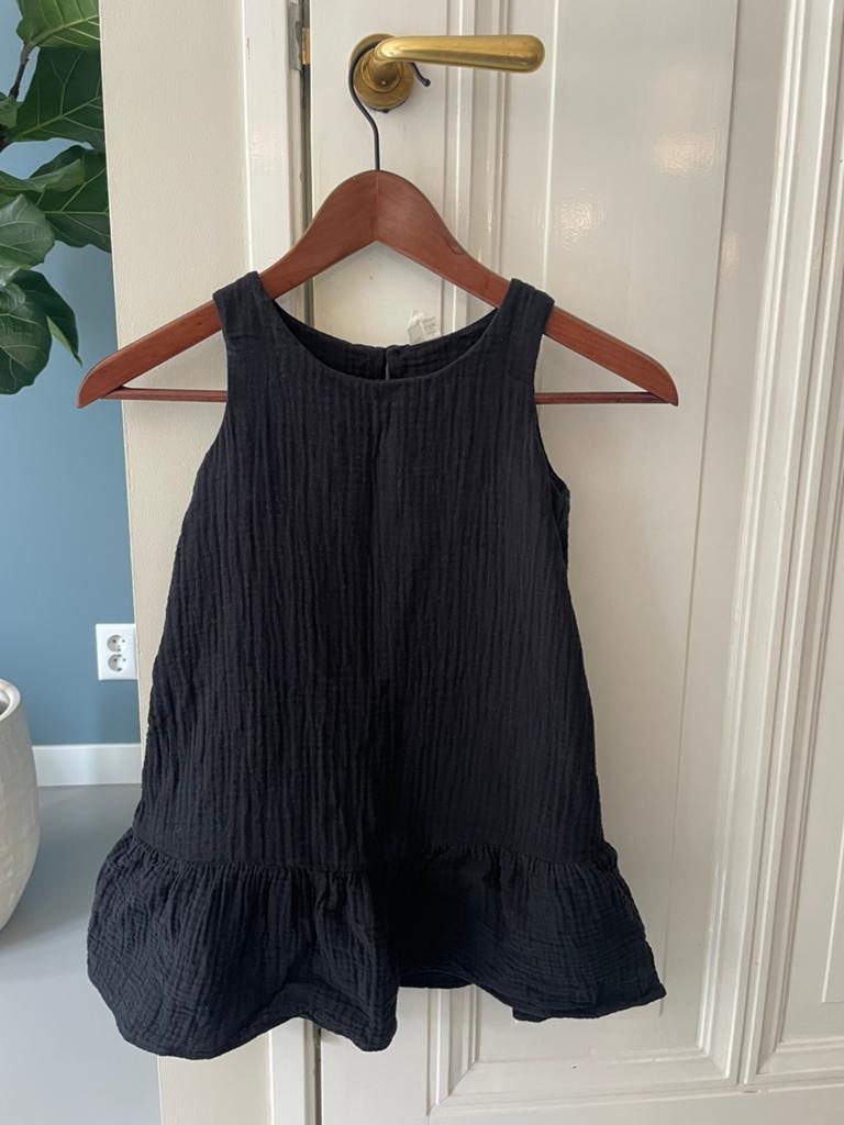 Arket zwart zomerjurkje - Z.G.A.N.- maat 110, Ophalen, Zo goed als nieuw, Meisje, Jurk of Rok