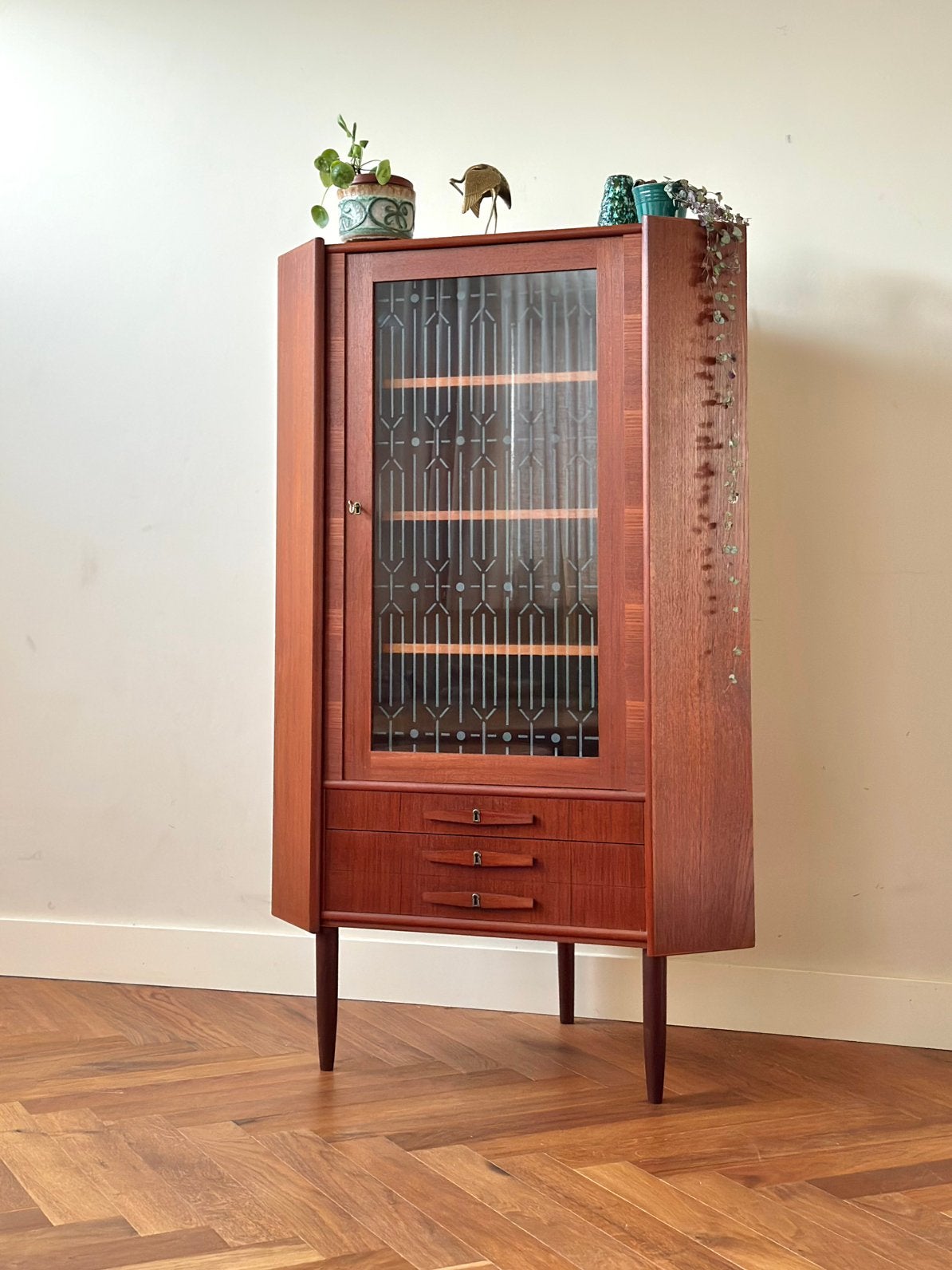 Vintage hoekkast Deens vitrine teak hout jaren 50/60/70