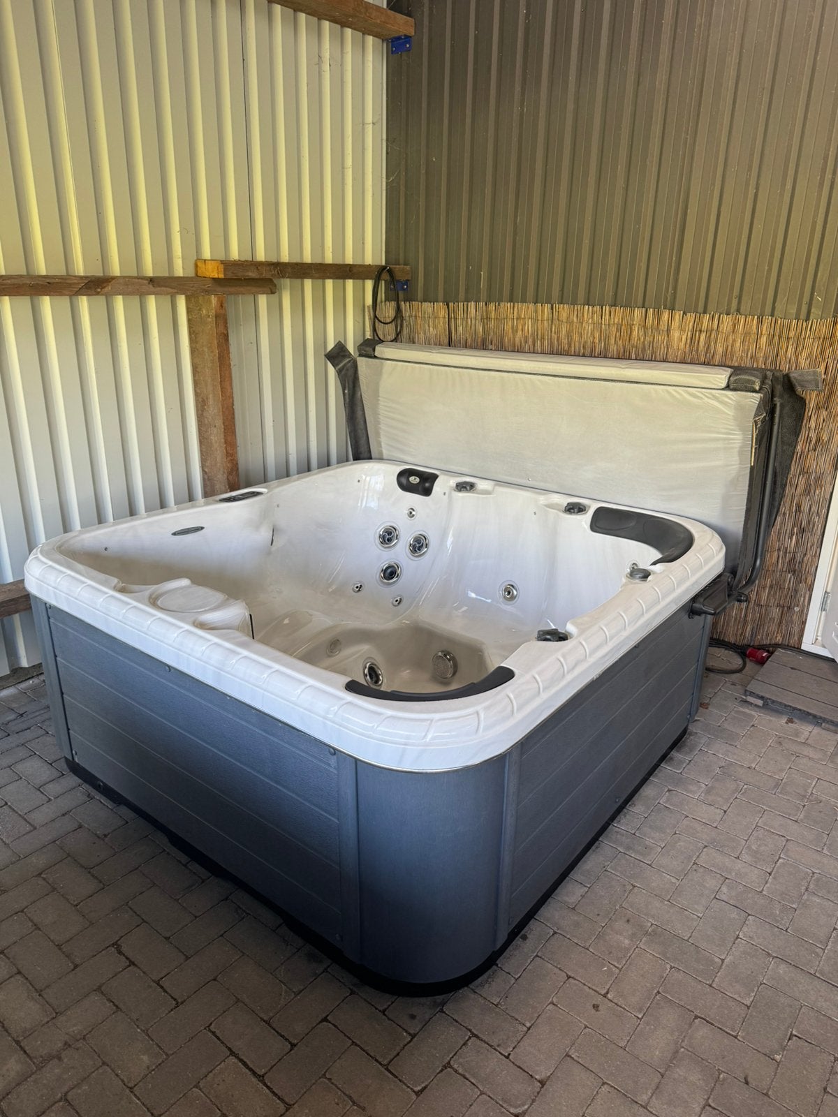 Jacuzzi gebruikt Passion Spa Refresh incl cover lift Balboa