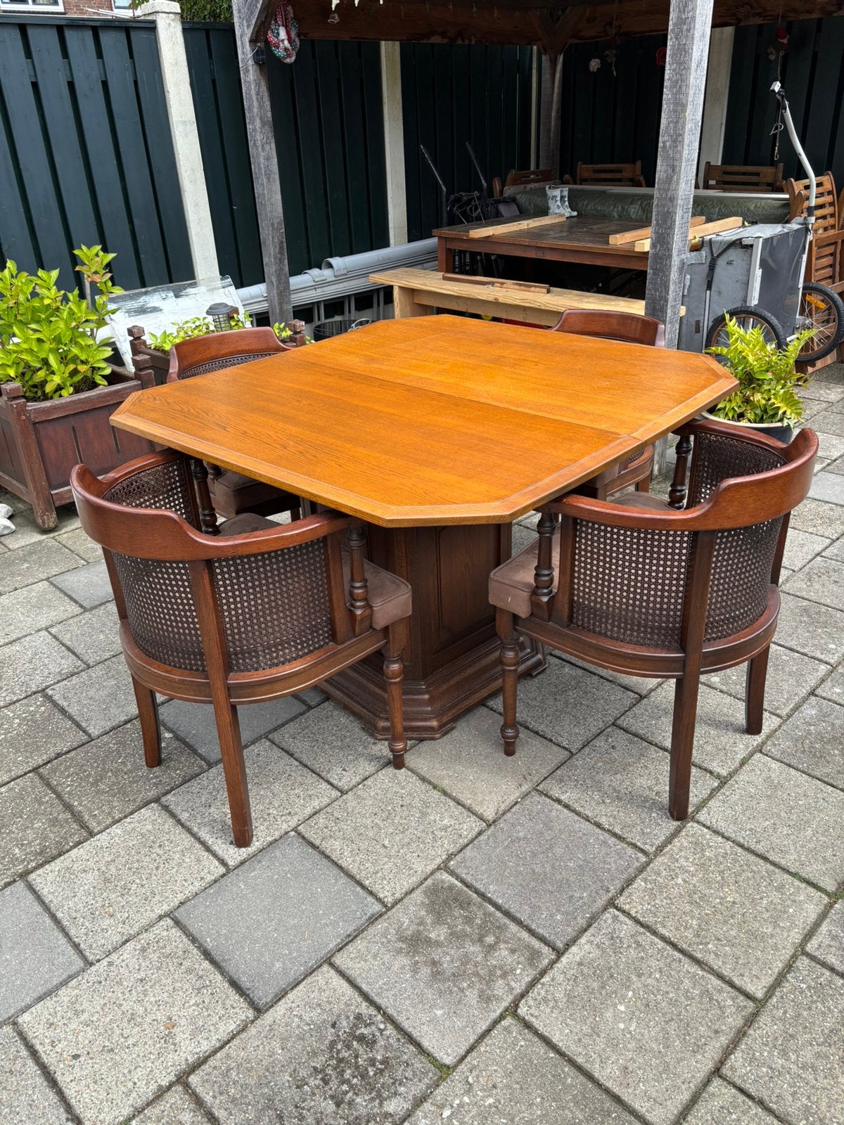 Houten eettafel met 4 stoelen. Nieuwe beklefing, Ophalen
