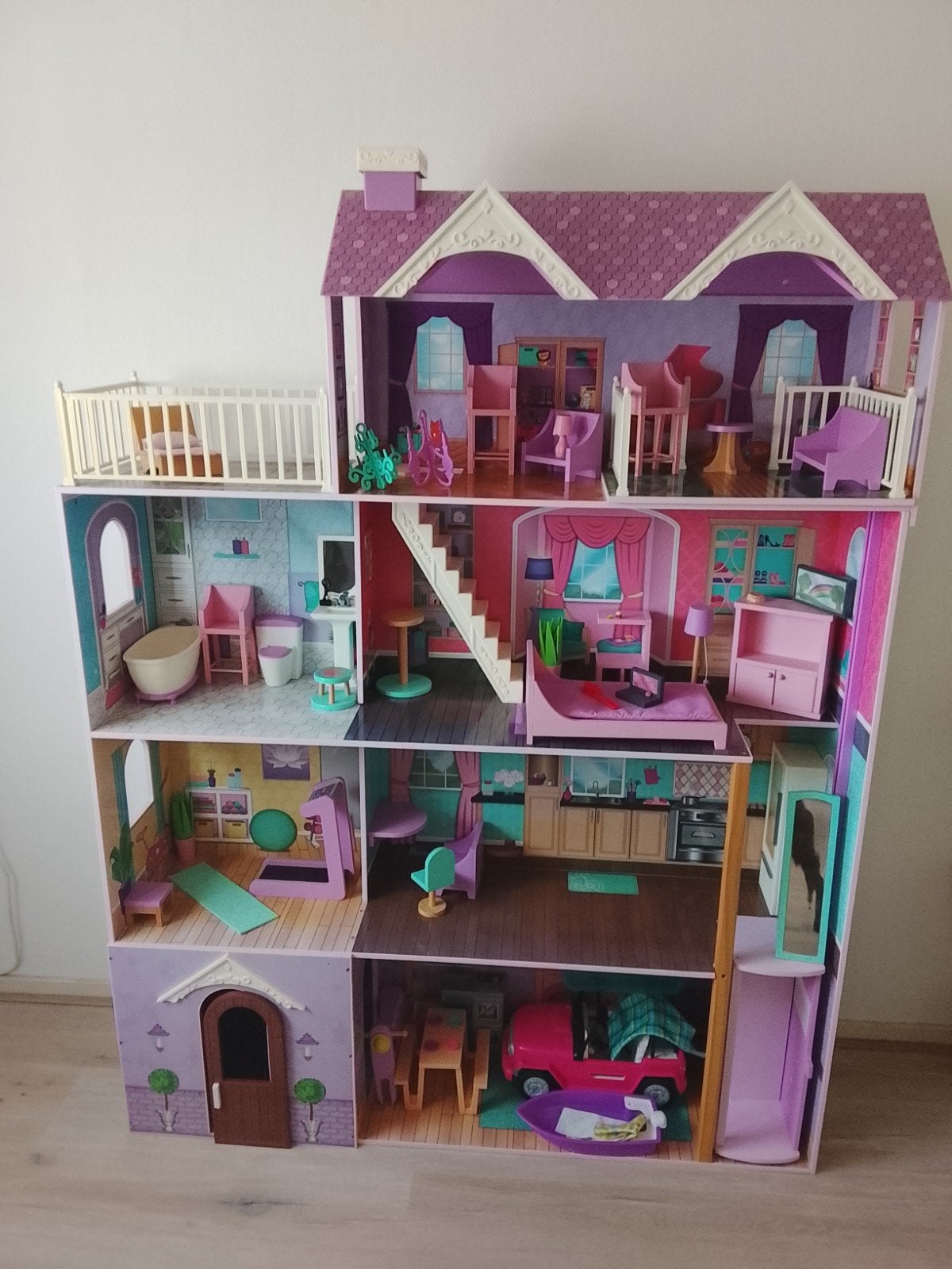 Groot mooi poppenhuis met lift, hout,4 verdiepingen, Kinderen en Baby's, Speelgoed | Poppenhuizen, Ophalen, Zo goed als nieuw