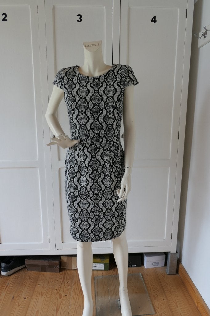 Essentiel Antwerp jurk maat 38, Kleding | Dames, Jurken, Maat 38/40 (M), Verzenden, Zwart, Zo goed als nieuw