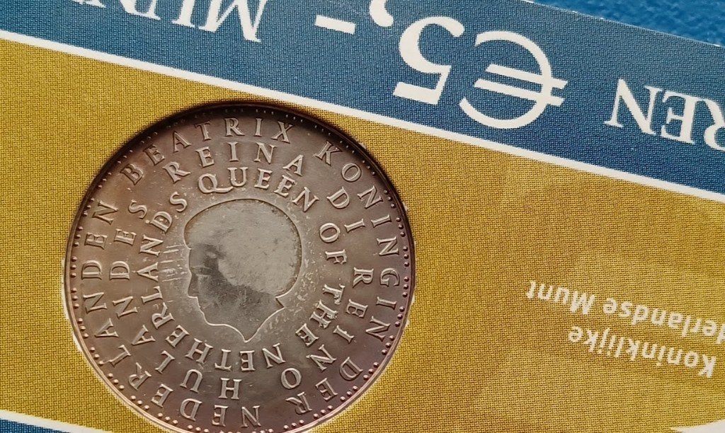 De Koninkrijksmunt vijfje 2004 in coincard, Postzegels en Munten, Munten | Nederland, Koningin Beatrix, Zilver, Euro's, Verzenden
