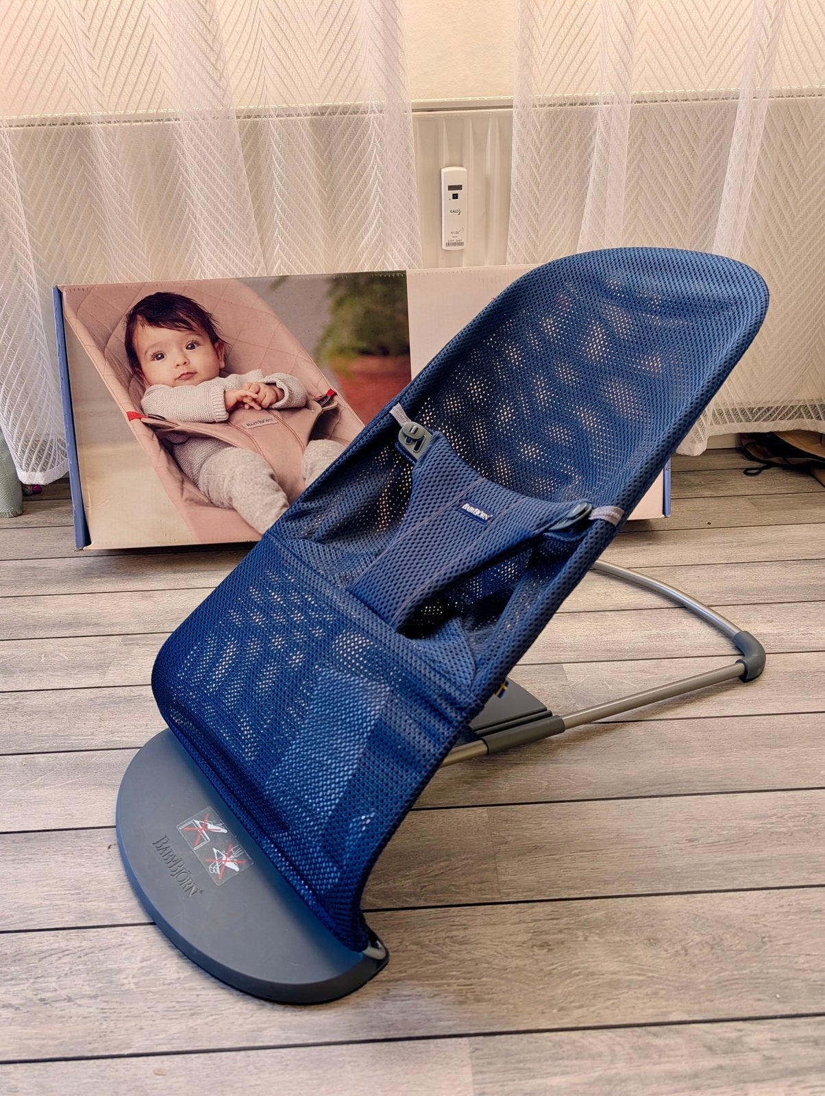 BABYBJÖRN Wipstoel Bliss Mesh donkerblauw + speelboog + ovp, Kinderen en Baby's, Ophalen, Zo goed als nieuw