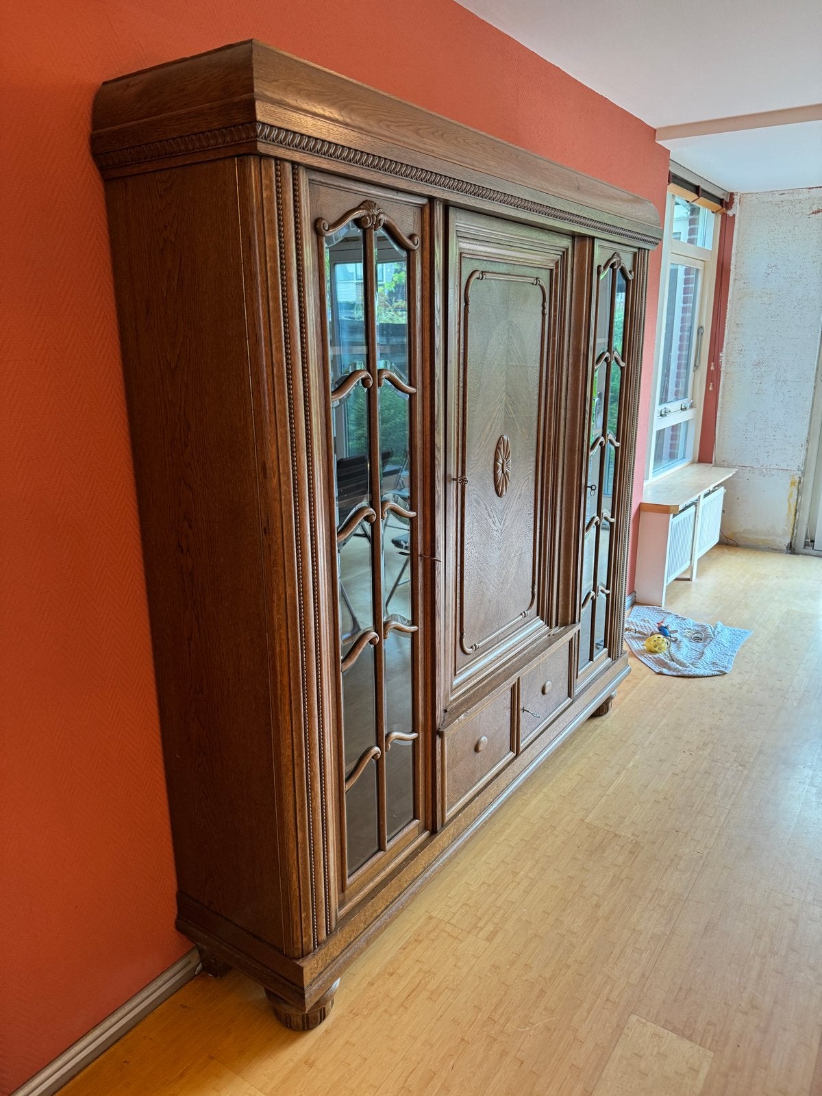 Antieke massief eiken kast met houtsnijwerk en glas, Ophalen