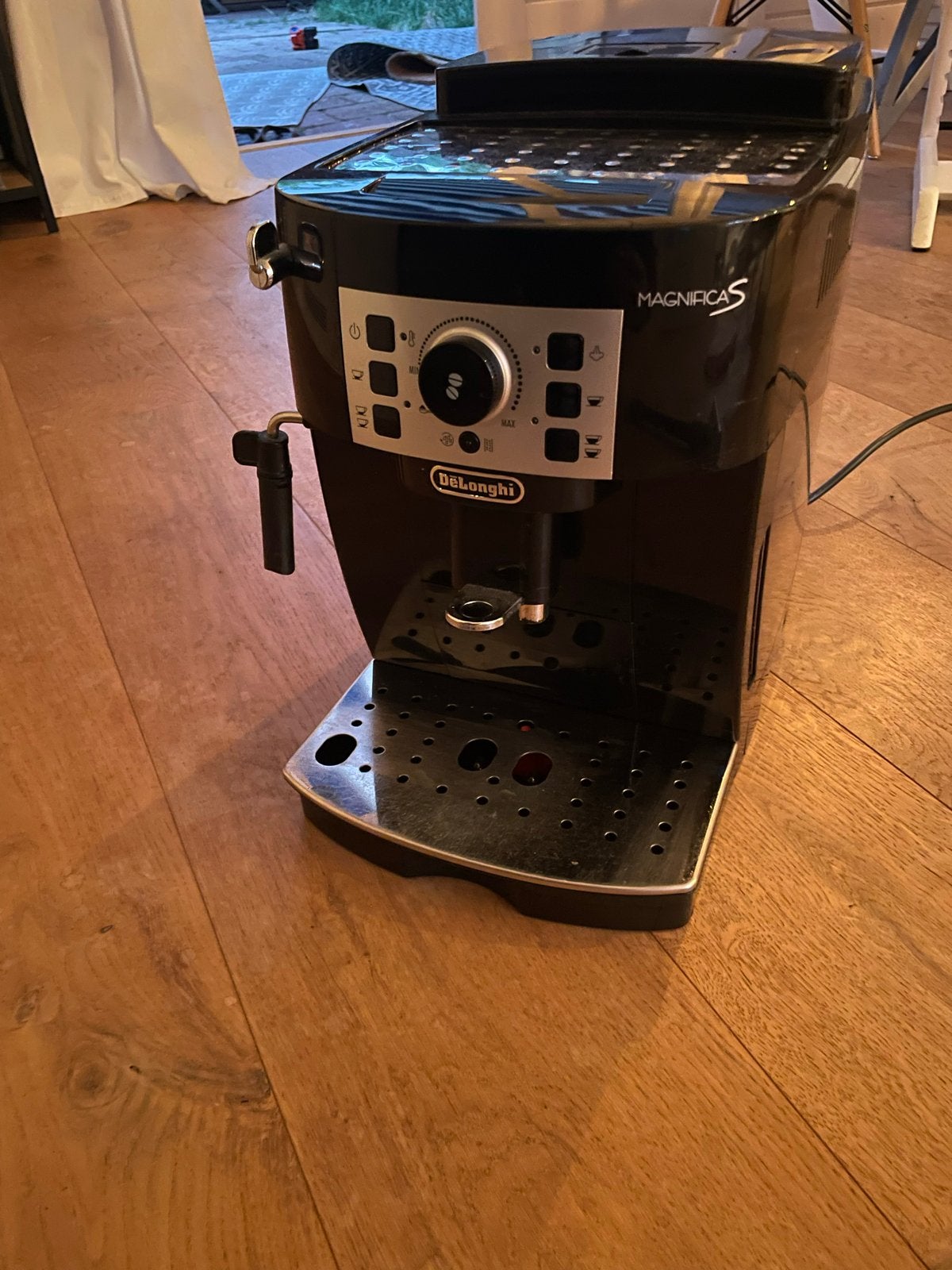 De'Longhi Magnifica S volautomatische espressomachine, Witgoed en Apparatuur, Koffiezetapparaten, Ophalen, Afneembaar waterreservoir