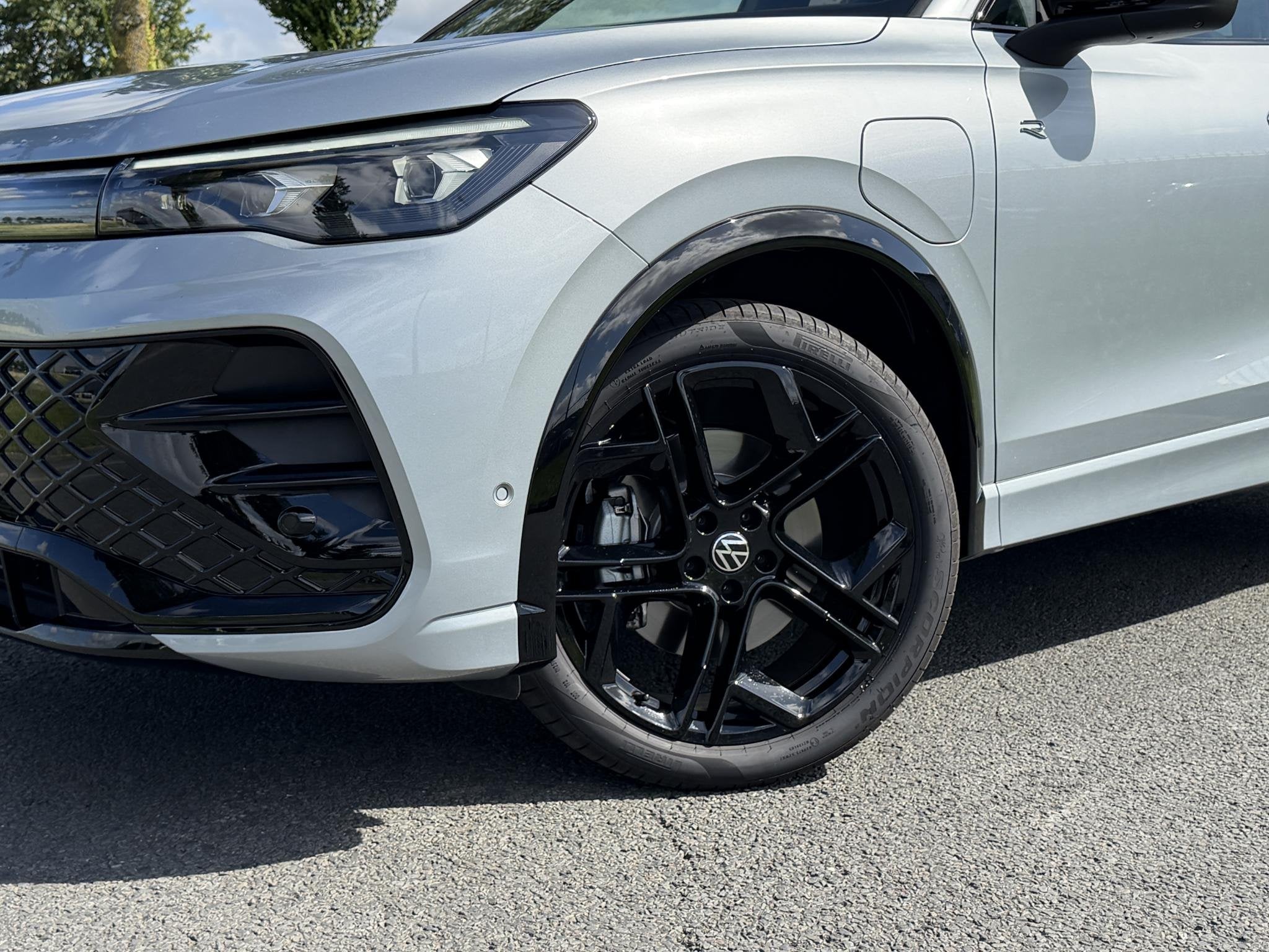 Volkswagen Tiguan 1.5 eHybrid R-Line Edition | Matrix LED |, Auto's, Volkswagen, 4 cilinders, 2000 kg, Hybride Elektrisch/Benzine
