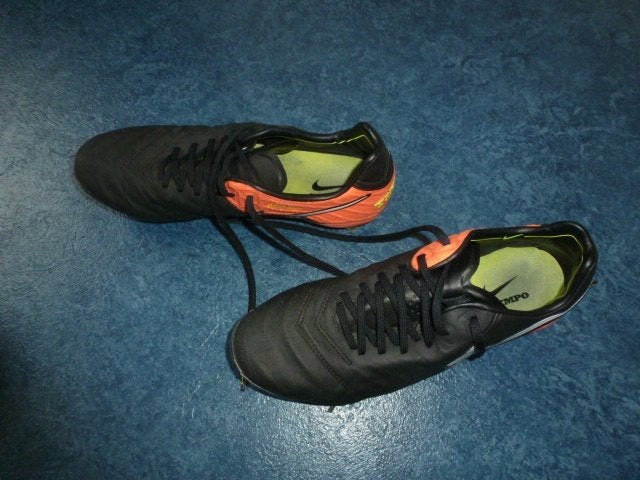 1 paar zwart/oranje NIKE voetbalschoenen maat 40, Nike, Ophalen of Verzenden, Zo goed als nieuw, Sportschoenen