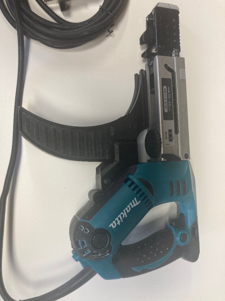 Makita 6842 schroefautomaat, Doe-het-zelf en Verbouw, Gereedschap | Boormachines, Ophalen of Verzenden, Zo goed als nieuw, 600 watt of meer