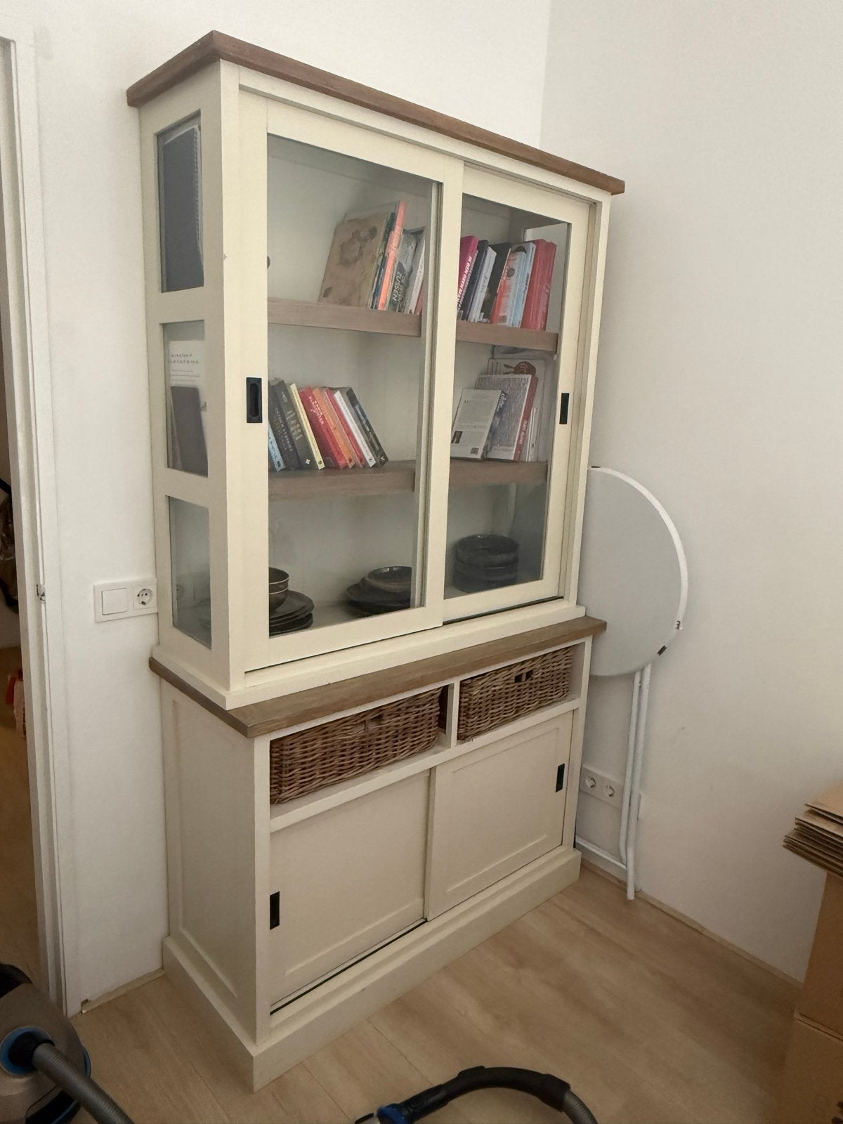 Buffetkast met glazen schuifdeuren en rieten manden, Ophalen, Gebruikt, 50 tot 100 cm, 150 tot 200 cm