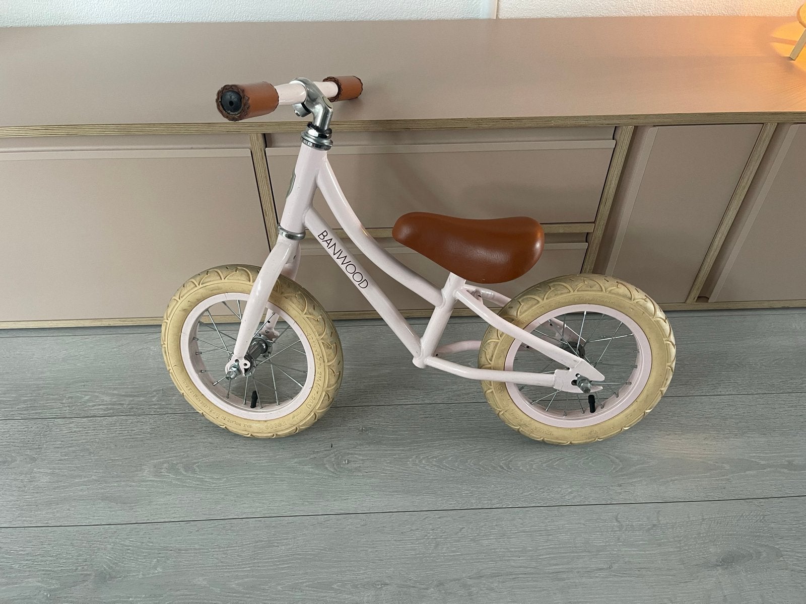 Banwood loopfiets roze met bruin zadel, Fietsen en Brommers, Ophalen, Gebruikt, Velgrem, 16 tot 20 inch