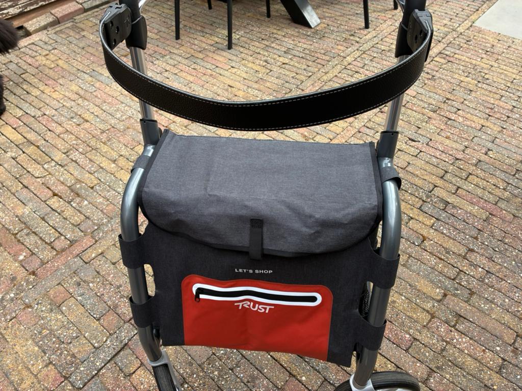rollator inclusief boodschappentas, Diversen, Rollators, Zo goed als nieuw, Lichtgewicht, Opvouwbaar, Ophalen of Verzenden