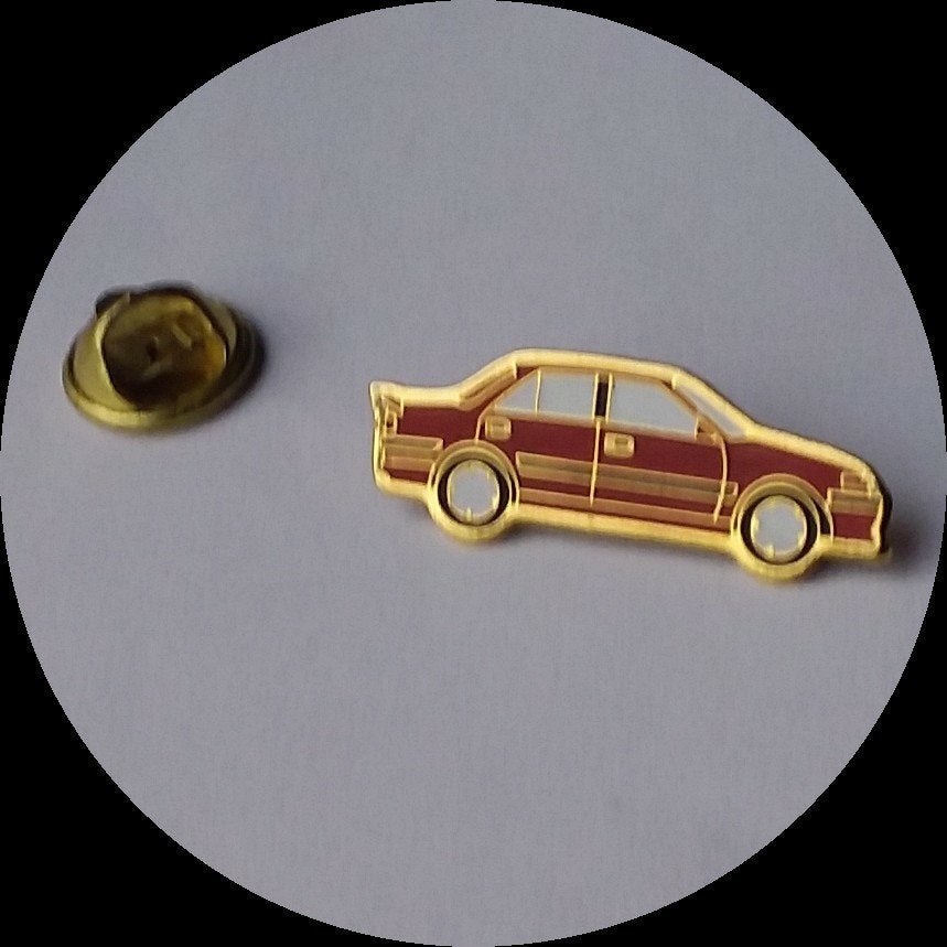 MAZDA 323 pin, rood, Verzamelen, Speldjes, Pins en Buttons, Ophalen of Verzenden, Zo goed als nieuw, Transport, Speldje of Pin