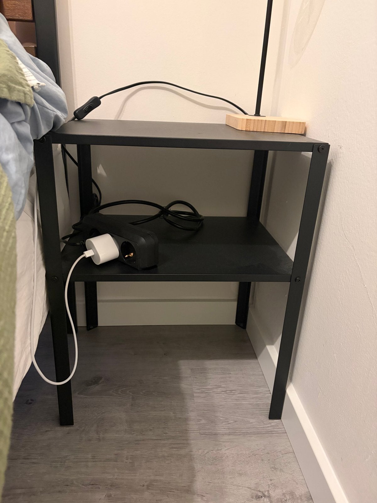 IKEA KNARREVIK nachtkastje, zwart - side table, Ophalen, Metaal of Aluminium, Zo goed als nieuw, 45 tot 65 cm