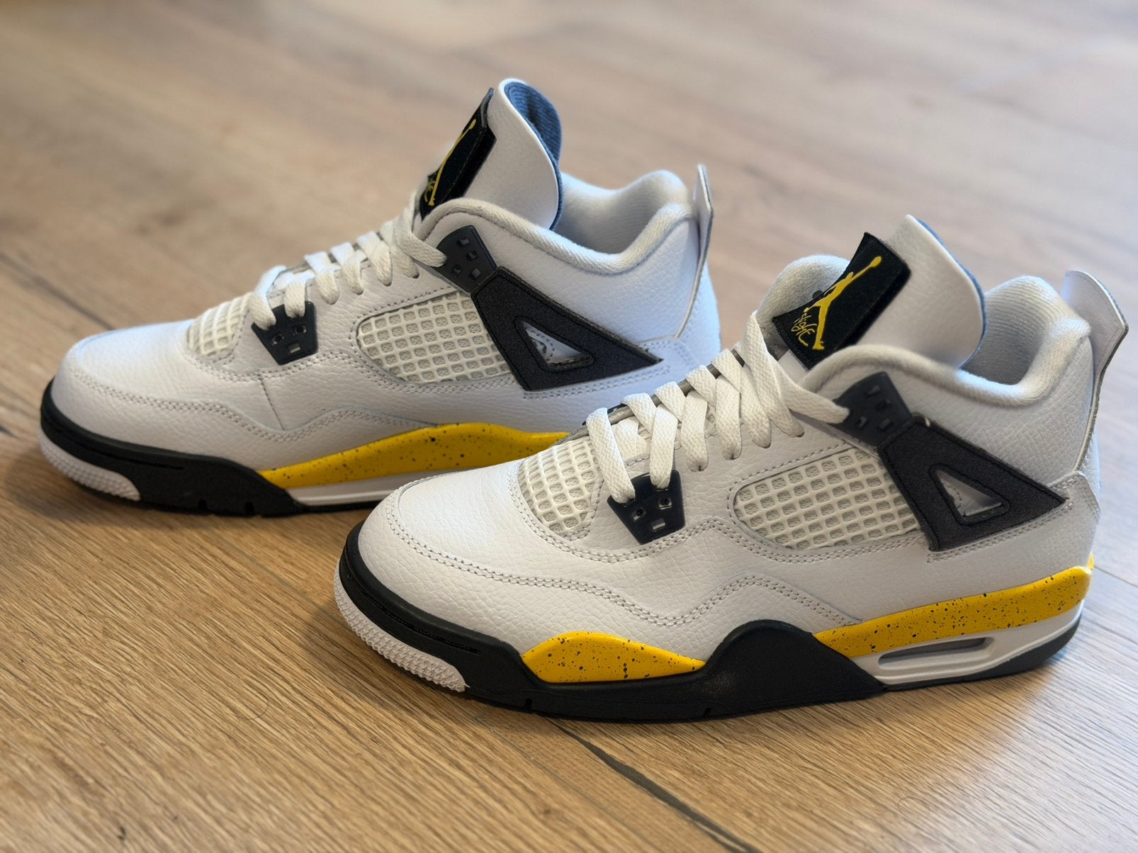 Nike Air Jordan 4 Retro Tour Yellow –Size 39 – New with Tags, Ophalen of Verzenden, Zo goed als nieuw, Overige kleuren