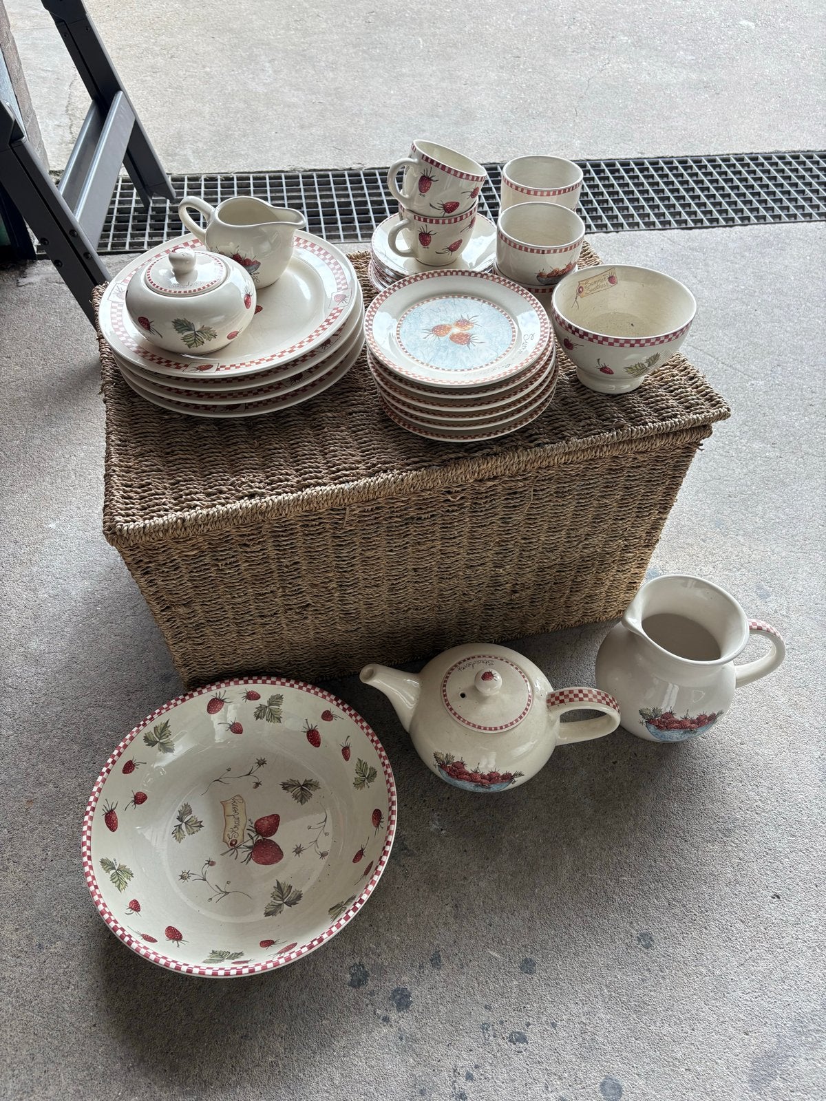 Aardbei servies - Compleet set met theepot en meer, Ophalen, Gebruikt, Keramiek, Landelijk/Boerenbont
