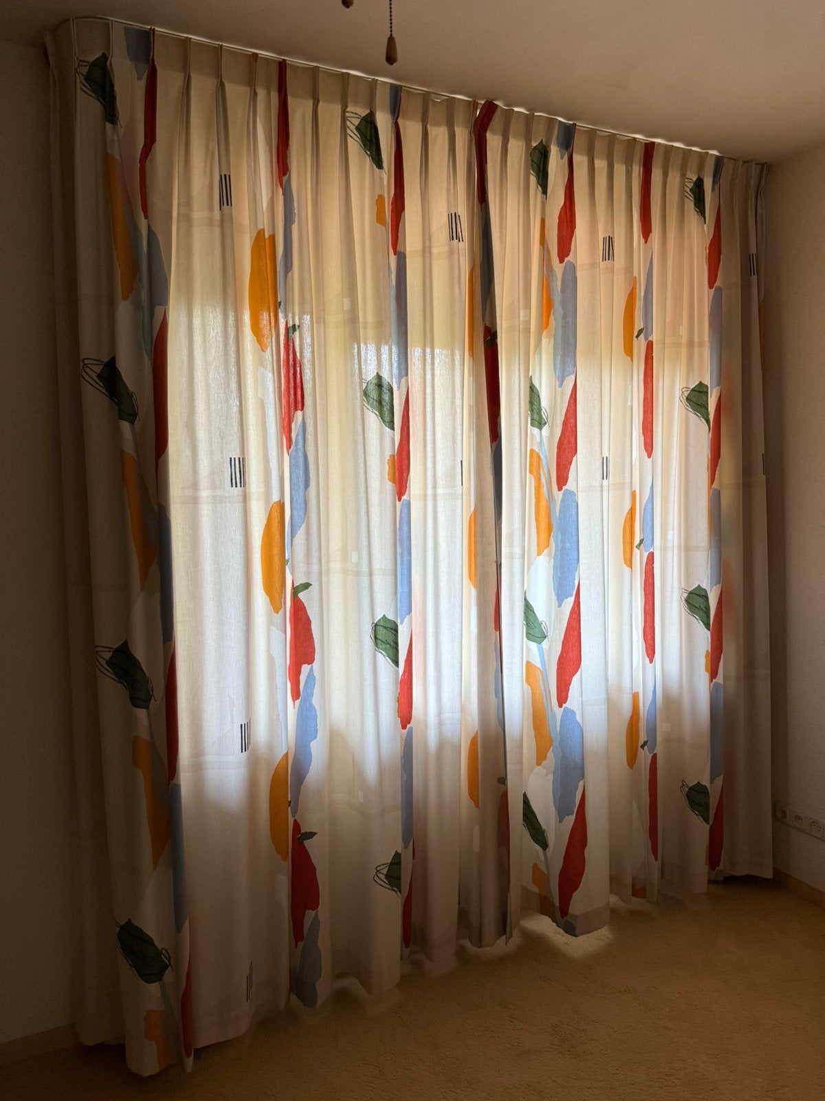 Nette gordijnen dubbele plooi 240 breed x 265 hoog., Huis en Inrichting, 265 cm, Ophalen of Verzenden, Zo goed als nieuw, Gordijn
