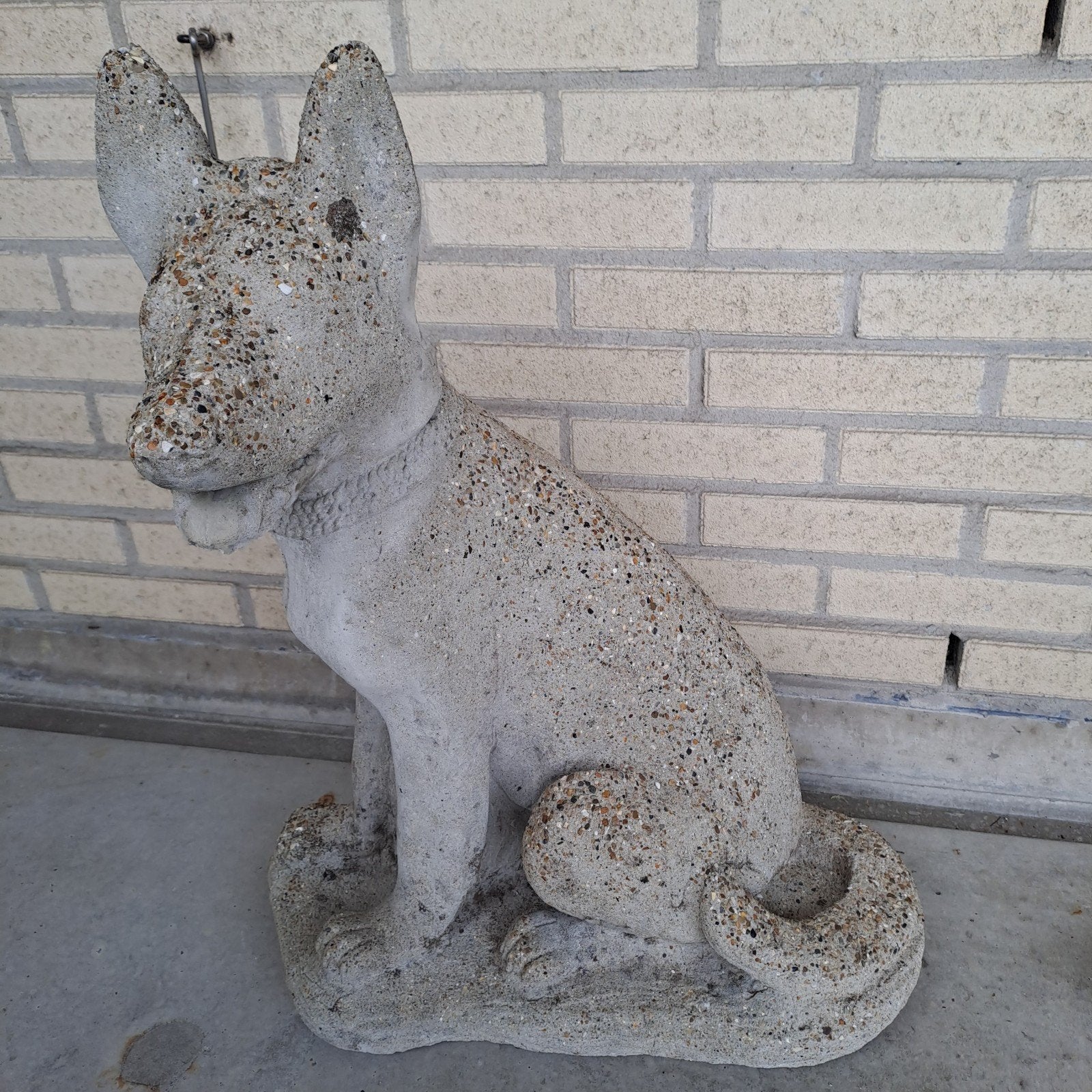 Steen/beton? hond Voor in de tuin of op het balkon. 65 cm, Ophalen, Gebruikt, Beton, Dierenbeeld