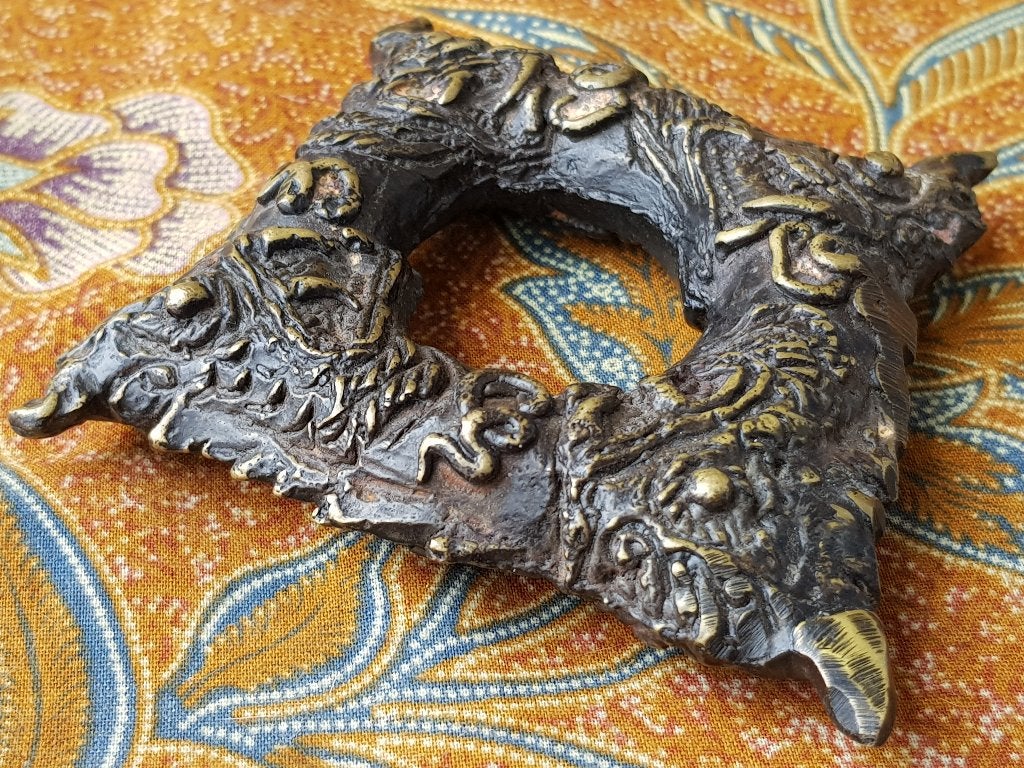 Mooie originele antieke Chinese sluiting of knoop van brons., Handgemaakt, Sieraad, Ophalen of Verzenden, China